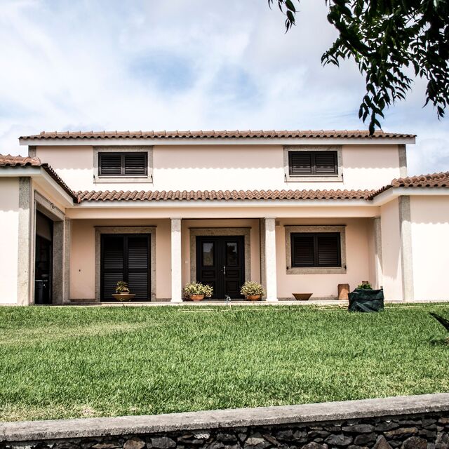 Belle maison individuelle beige avec un joli ciel.