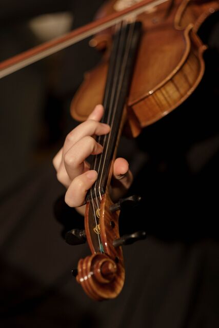 Magnifique vue d'un violon en train d'être joué dans un concerto de musique classique.